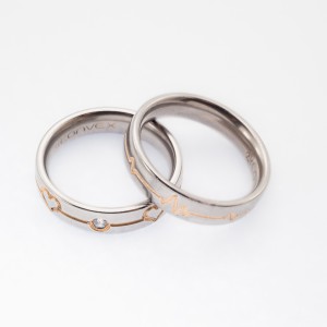 ALIANÇA AÇO REDONDA 5M.M BATIMENTO CARDÍACO ANATÔMICA POR DENTRO