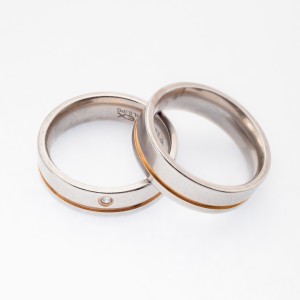 ALIANÇA AÇO QUADRADA 6M.M FIO DOURADO ANATÔMICA POR DENTRO