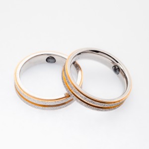 ALIANÇA AÇO QUADRADA 5.M.M DIAMANTADA COM FIO DOURADO ANATÔMICA POR DENTRO