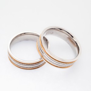 ALIANÇA AÇO QUADRADA 7M.M DIAMANTADA COM FIO DOURADO ANATÔMICA POR DENTRO