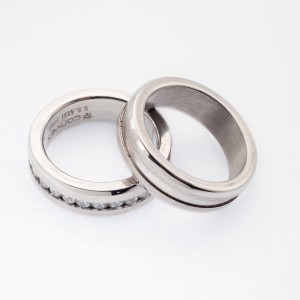 ALIANÇA AÇO QUADRADA 6.M.M CRAVEJADA RETA POR DENTRO