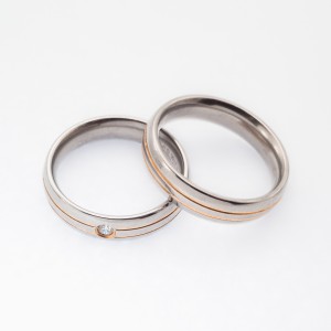 ALIANÇA AÇO REDONDA 5M.M COM DOIS FRIZOS DOURADO ANATÔMICA POR DENTRO