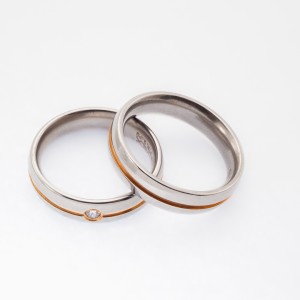 ALIANÇA AÇO REDONDA 5M.M FIO DOURADO ANATÔMICA POR DENTRO