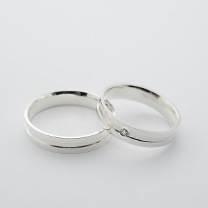 ALIANÇA PRATA QUADRADA CORTE NO MEIO 4,5M.M ANATÔMICA POR DENTRO