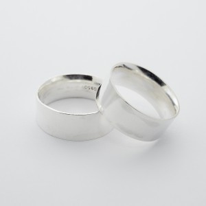 ALIANÇA PRATA QUADRADA 7M.M. LISA ANATÔMICA POR DENTRO