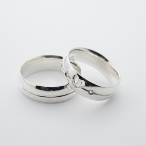 ALIANÇA PRATA REDONDA 6M.M CORAÇÃO VAZADO ANATÔMICA POR DENTRO