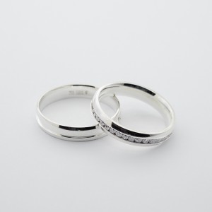 ALIANÇA PRATA REDONDA 4M.M CRAVEJADA ANATÔMICA POR DENTRO