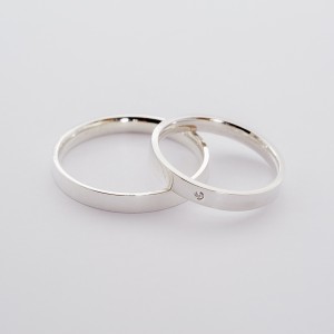 ALIANÇA PRATA QUADRADA 3M.M UMA PEDRA