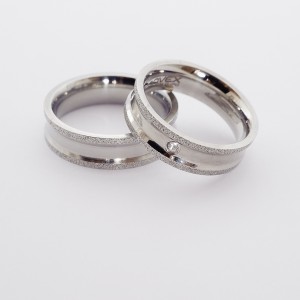 ALIANÇA AÇO LATERAL CHANFRADA E DIAMANTADA  6M.M