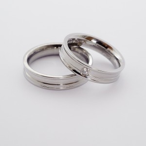 ALIANÇA AÇO CHANFRADA UMA PEDRA ZIRCÔNIA 5M.M