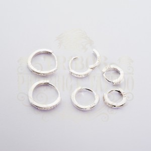 BRINCO ARGOLA PRATA CRAVEJADO FINO