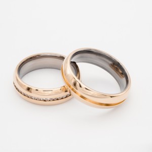 ALIANÇA MOEDA REDONDA 6M.M CRAVEJADA E ANATÔMICA POR DENTRO