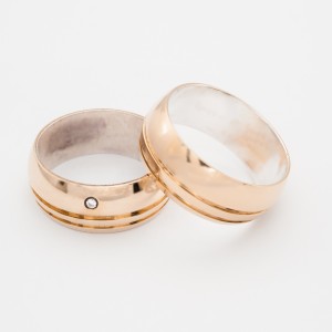 ALIANÇA MOEDA 8M.M. REDONDA DOIS CORTES COM UMA PEDRA E RETA POR DENTRO